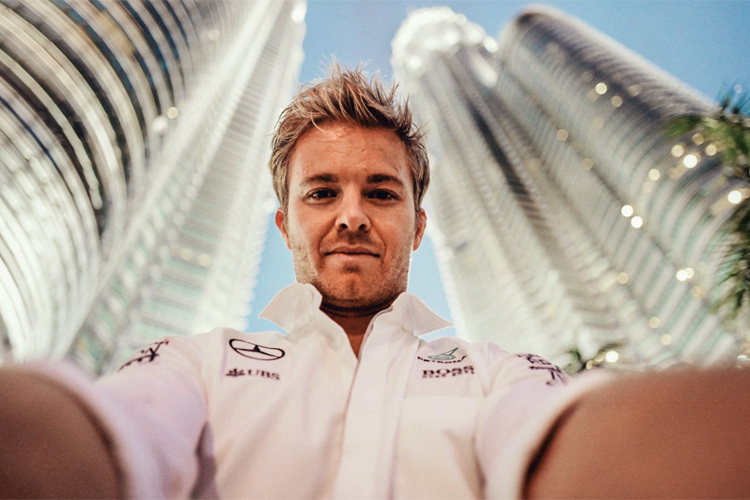 Selfie von Nico Rosberg bei den Twin-Towers von Petronas