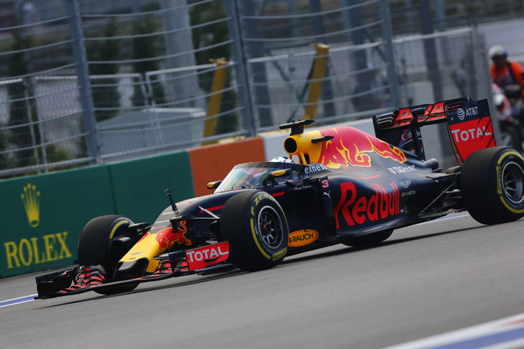 Ricciardo drehte mit dem Kopfschutz am Freitag eine Installationsrunde
