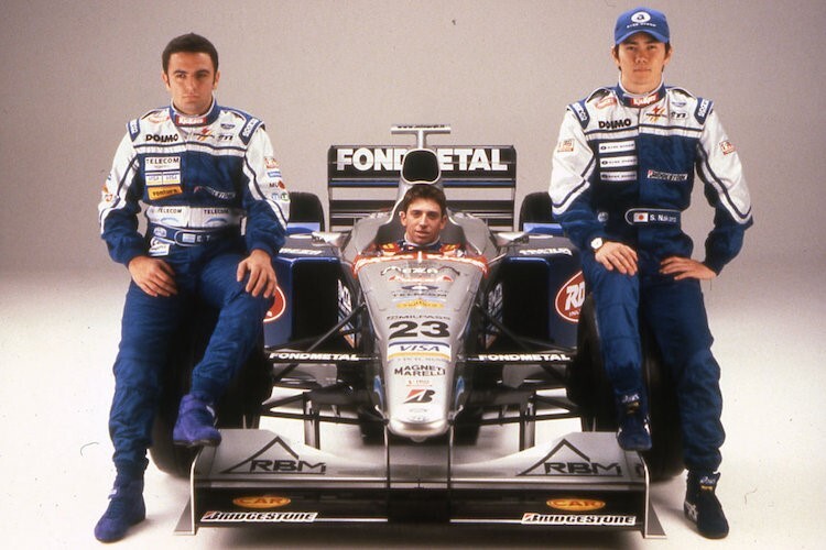 Esteban Tuero (links) mit Testfahrer Laurent Redon (im Auto) und Shinji Nakano 1998