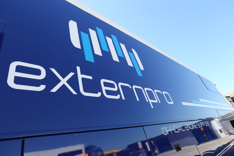 ExternPro als «official engines supplier»: Service-Lkw im Paddock