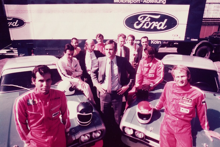 Ford-Dreamteam 1971 mit Chef, Fahrern und Ingenieuren. Von links: Glemser, Soler-Roig, Knözinger, Kranefuss, Fitzpatrick, Neerpasch, Braungart, Mazet, Ashcroft, Mass, Marko 