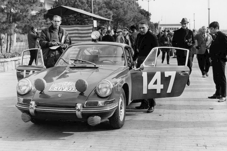 Herbert Linke (rechts) mit Peter Falk (links) bei der Rallye Monte Carlo 1965