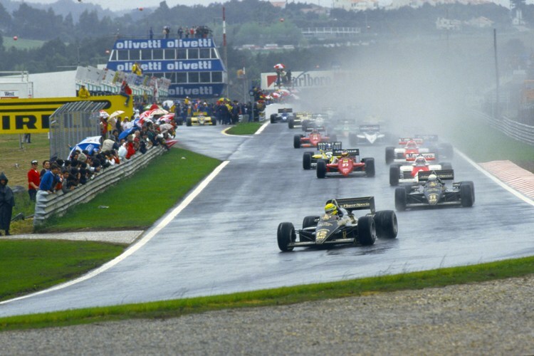 Start zum Regenrennen von Estoril 1985 mit Senna an der Spitzel 