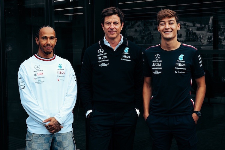 Lewis Hamilton und George Russell mit Teamchef Toto Wolff