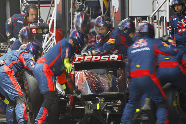 Das Team der Scuderia Toro Rosso bei der Arbeit