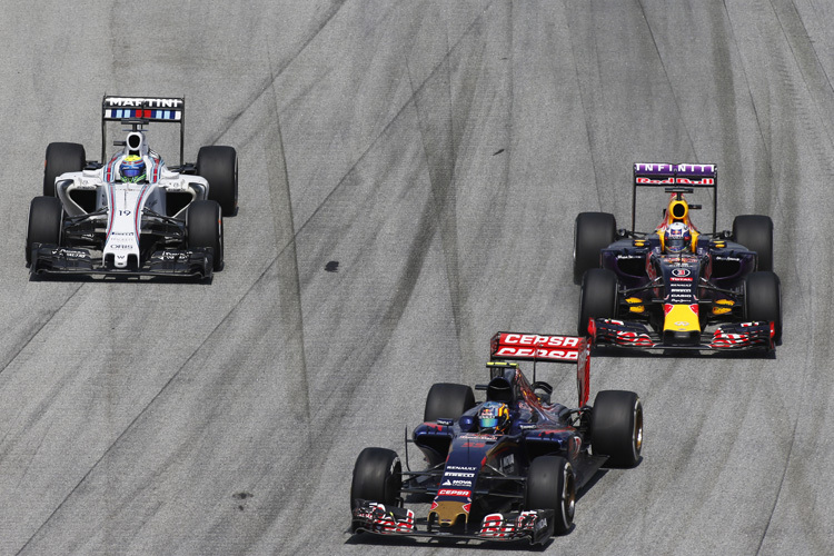 Carlos Sainz (vorne) im Malaysia-GP vor Daniel Ricciardo (Red Bull Racing) und Felipe Massa (Williams)
