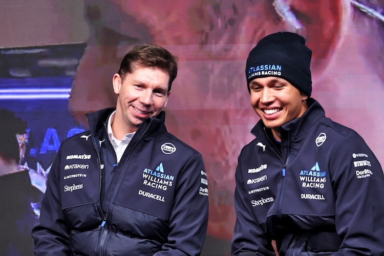 Williams-Teamchef James Vowles mit Alex Albon bei der Präsentation des FW47