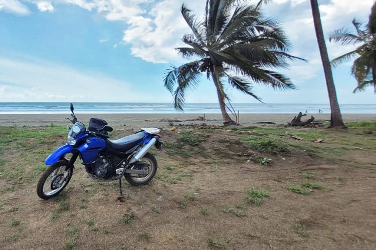 Sandstrand, Palmen, Sonnenschein und die grosse Freiheit auf zwei Rädern in Costa Rica