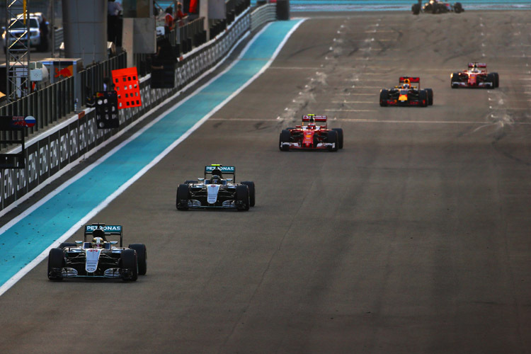 Nach den ersten 20 Runden war Kimi Räikkönen noch direkt hinter dem Mercedes-Führungsduo unterwegs
