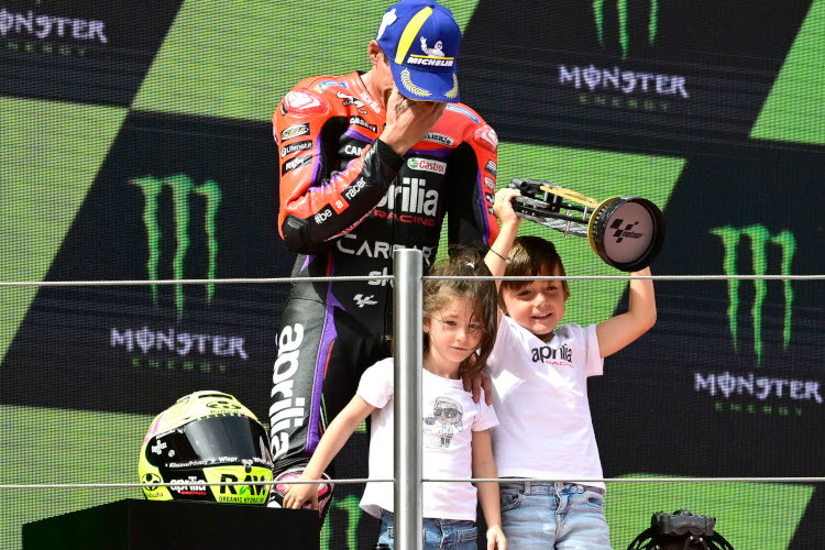 Submergé par les émotions : Aleix lors de sa victoire à domicile à Barcelone avec ses enfants Mia et Max