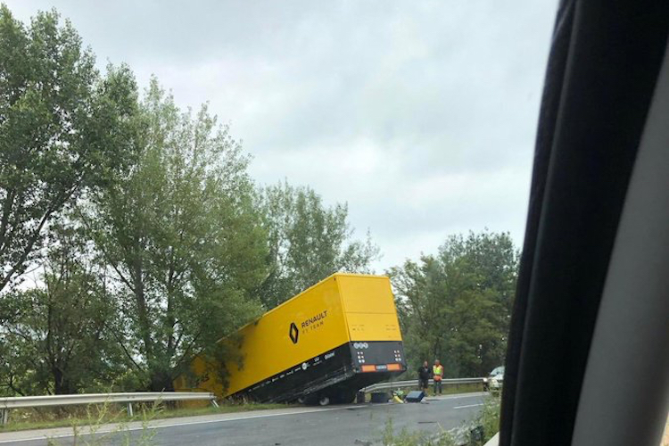 Ein Renault-Truck landete am Montag im Strassengraben