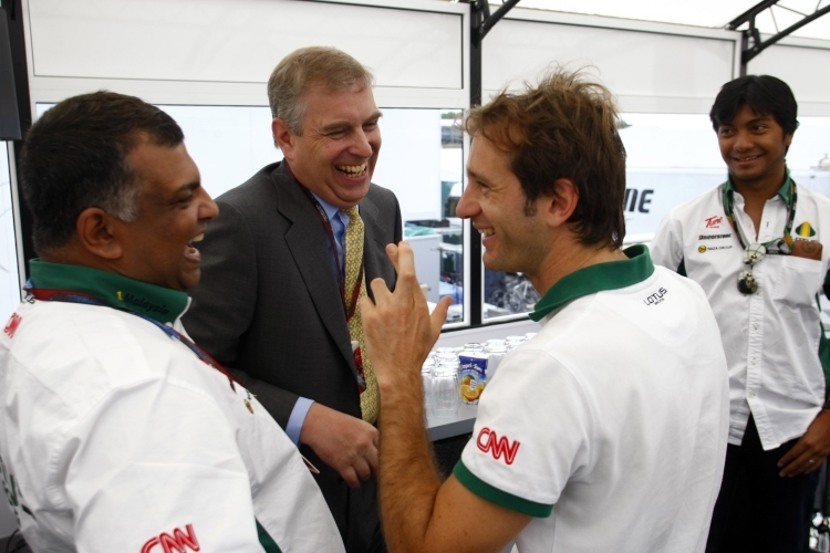Team Lotus-Eigner Fernandes lacht mit Trulli