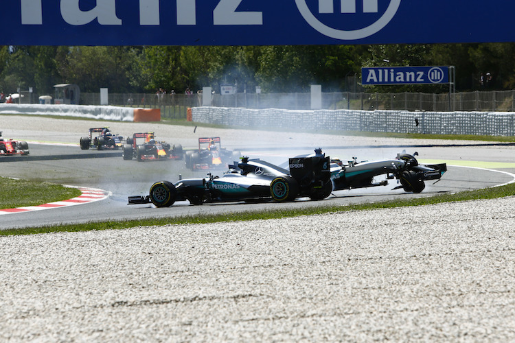 Barcelona 2016: Die Mercedes-Fahrer Rosberg und Hamilton crashen, Verstappen sagt Dankeschön