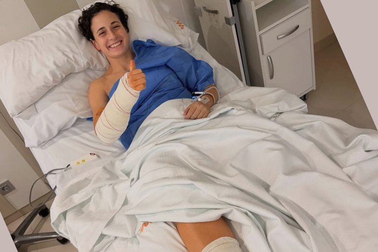 Ana-Carrasco-im-Krankenhaus-OP-an-Arm-und-Bein