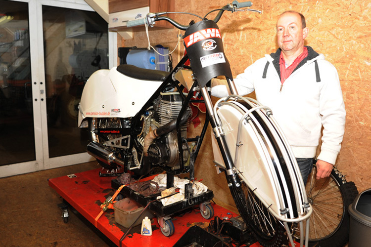 Jens Budden in seiner Werkstatt in Bad Zwischenahn mit seinem neuen Bike