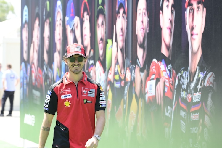 Pecco Bagnaia auf dem Weg zur ersten MotoGP-Pressekonferenz 2025