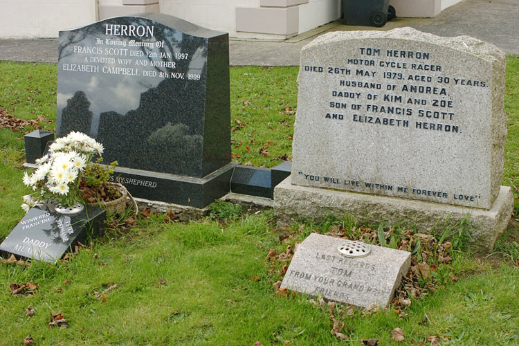 Das Grab von Tom Herron auf dem kleinen Leitrim Presbyterian Friedhof