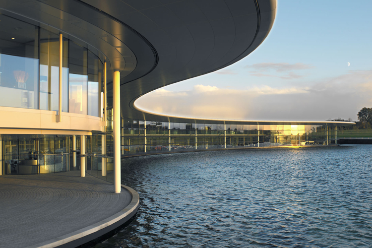 Elegante Perfektion: Das McLaren Technology Centre in Woking