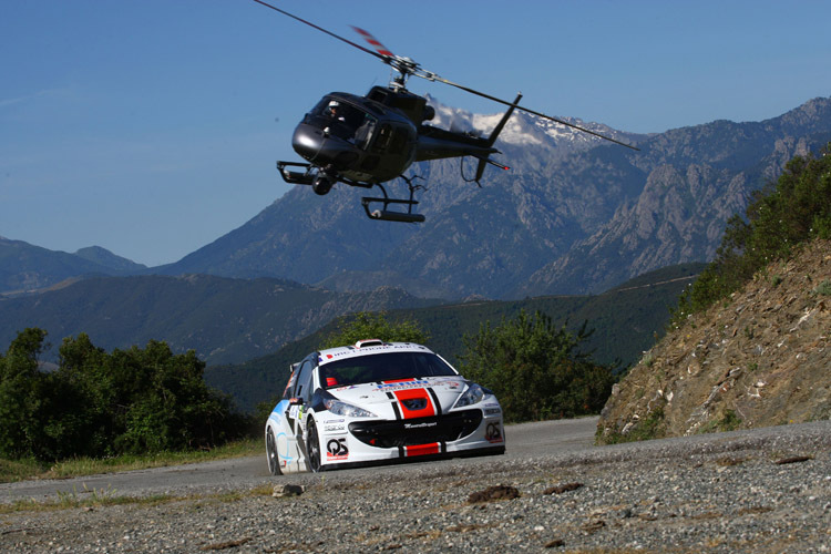 TV-Hubschrauber schwebt über Pierre Compana