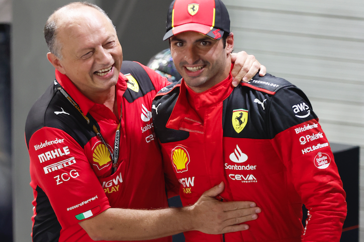 Fred Vasseur und Carlos Sainz nach dem Ferrari-Sieg des Spaniers in Singapur 2023