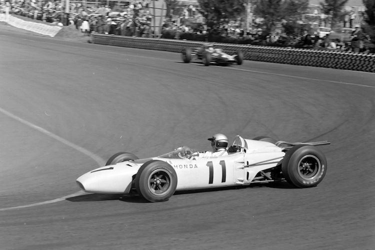 Richie Ginther auf dem Weg zum ersten F1-Sieg von Honda, in Mexiko 1965