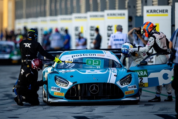 Action mit dem Mercedes-AMG GT3: Maro Engel und Luca Stolz beim Fahrerwechsel 