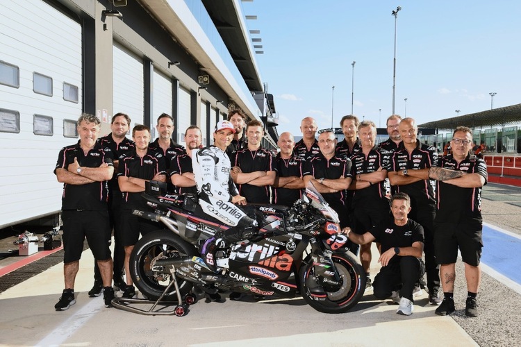 Haben sich zuletzt in Misano zum Comeback-Test wieder gefunden: Jorge Martin und die Aprilia-MotoGP-Mannschaft