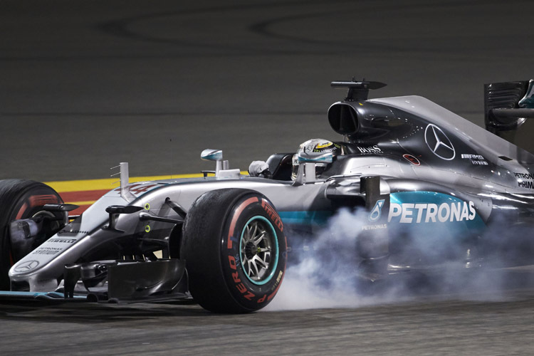 Auf der Suche nach dem richtigen Bremspunkt: Lewis Hamilton will keine Vorarbeit für seinen Teamkollegen leisten