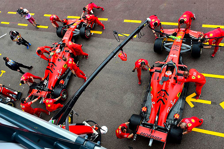 Die Ferrari von Vettel und Leclerc