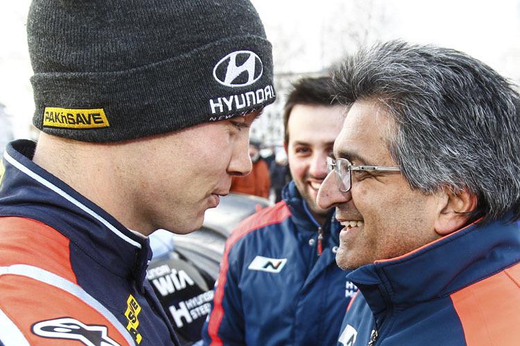 «Den kaputten Kühler stelle ich Dir aber in Rechnung» - Hyundai-Teamdirektor Michel Nandan (rechts) und der Überraschungszweite, Hayden Paddon
