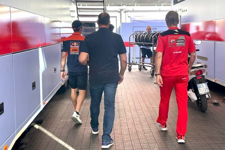 Barcelona-GP: Miguel Oliveira mit Papa Paulo und Ducati-Sportdirektor Ciabatti (rechts) zu Besuch bei Gresini Racing