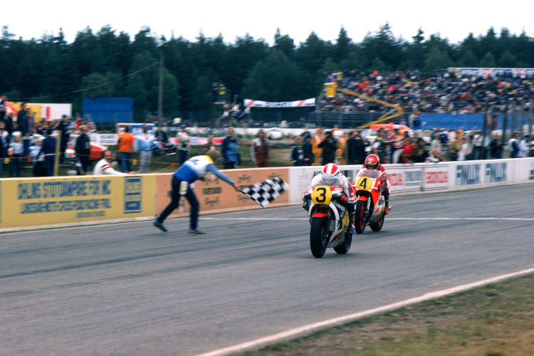 Zieldurchfahrt beim Schweden-GP 1983: Freddie Spencer vor Kenny Roberts