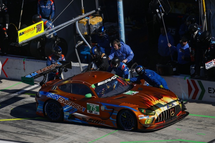Der Mercedes-AMG GT3 von SunEnergy1 Racing beim Boxenstopp