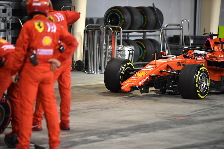 Sebastian Vettel kommt in Bahrain ohne Frontflügel an die Box