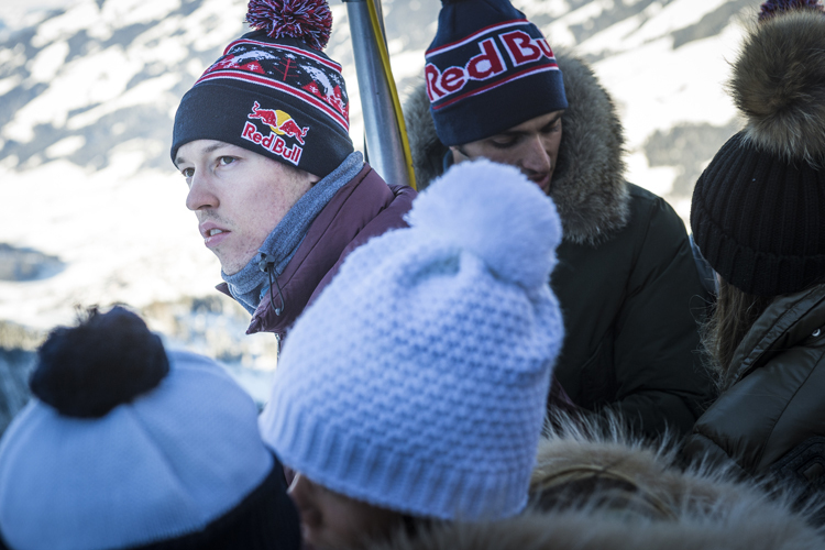 Prominenter Zaungast: Daniil Kvyat schaut sich die Arbeit der Ski-Stars an