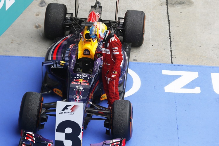 Fernando Alonso nimmt die Fahrzeuge der Konkurrenz in Augenschein