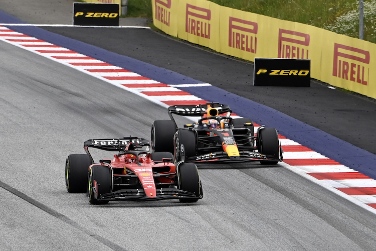 Charles Leclerc im Ferrari gegen Max Verstappen im Auto von Red Bull Racing