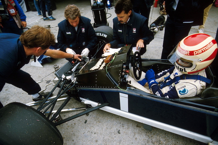 Whiting (Zweiter von links) 1984 am Rennwagen von Nelson Piquet