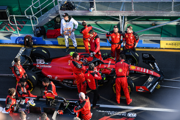 Betroffenheit bei Ferrari: Fünf Sekunden Zeitstrafe für Carlos Sainz in Australien