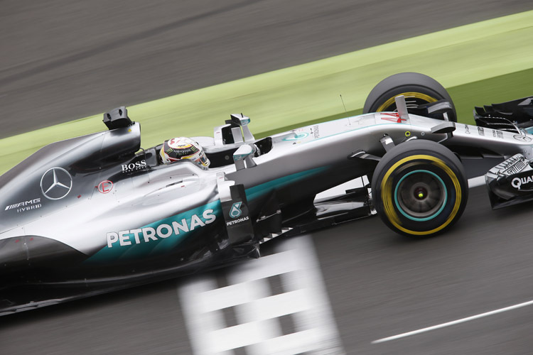Lewis Hamilton distanzierte seinen Teamkollegen im Qualifying von Silverstone um drei Zehntel