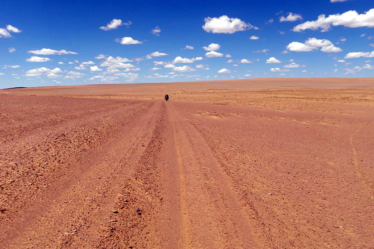 Weite Steppen und Wüsten erwarten die Fahrer der GS Trophy in der Mongolei