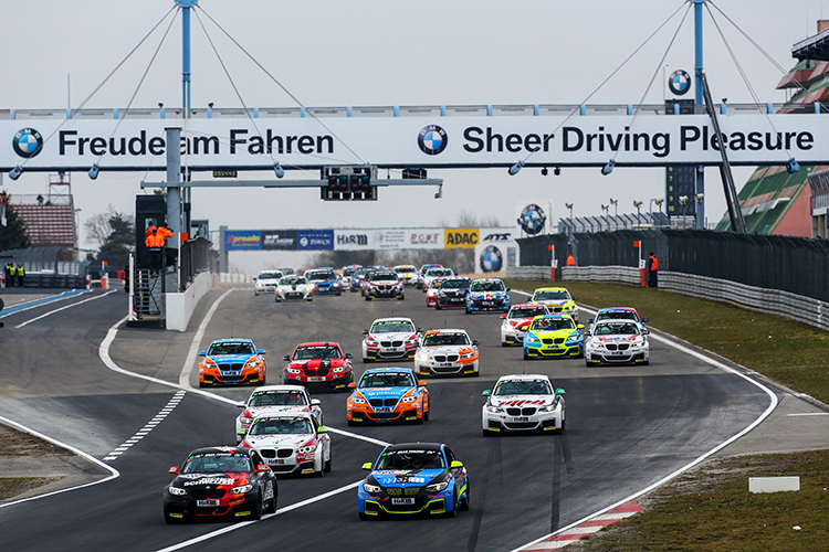 Mit 14 Fahrzeugen trägt der BMW M235i Racing Cup seinen dritten Saisonlauf aus