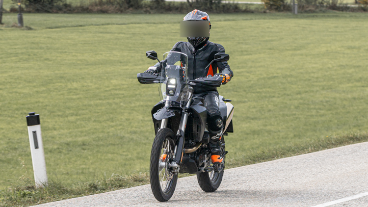 Bei vergleichbarer Reichweite viel schlanker als die Reise-Enduros mit Zweizylinder-Motoren