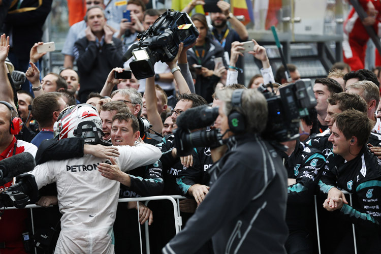 Grund zum Feiern: Dank Lewis Hamiltons Sieg und Kimi Räikkönens Strafe hat Mercedes die Teamwertung für sich entschieden