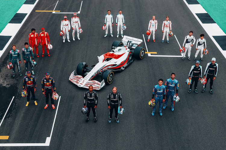 Die GP-Fahrer in Silverstone mit einer Studie des 2022er-Rennwagens