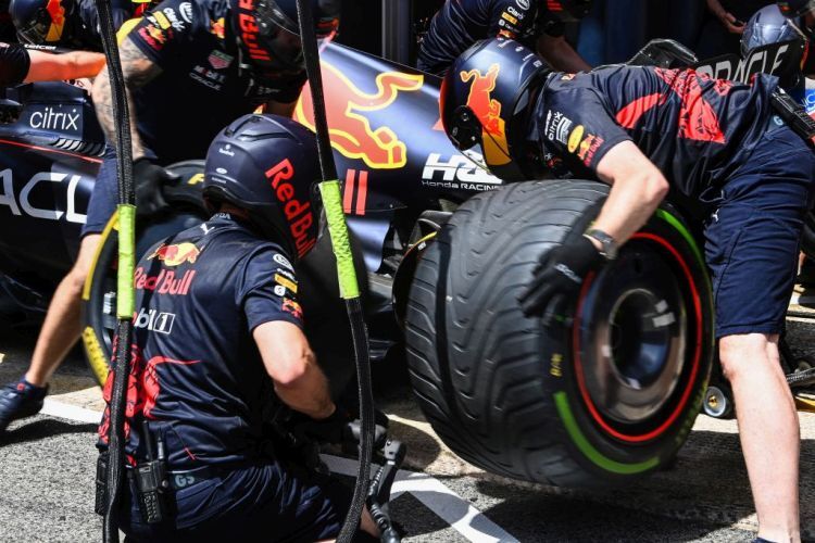 Reifenwechsel beim Auto von Sergio Perez