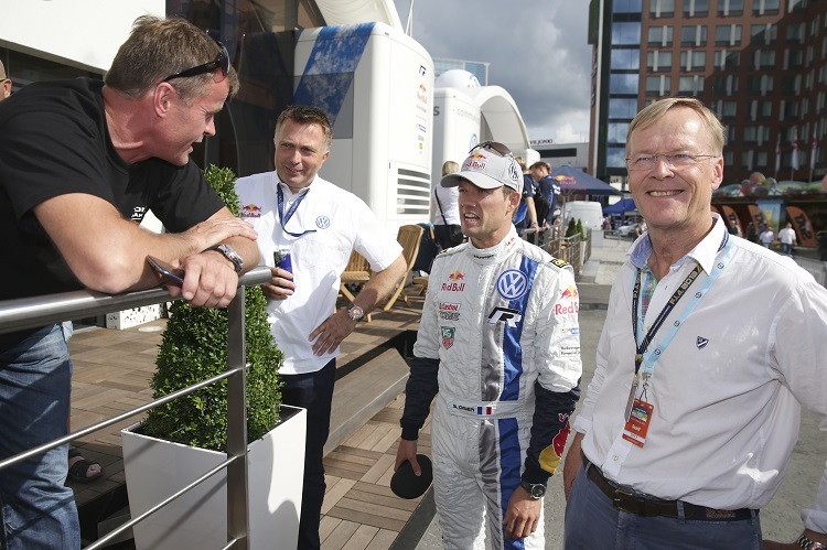 Sébastien Ogier neben Jost Capito (li.) und Ari Vatanen (re.)