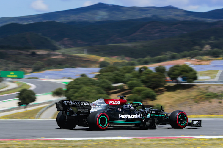 Lewis Hamilton legte im zweiten Training in Portimão keine perfekte Runde hin und blieb trotzdem der Schnellste