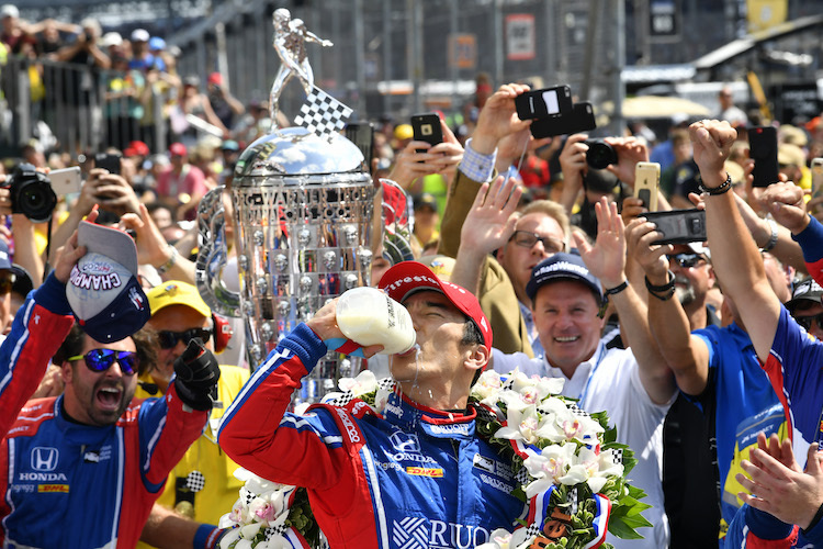 Takuma Sato nach seinem Sieg 2017 beim Indy 500 – mit der üblichen Milchflasche