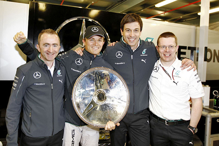 Andy Cowell (rechts) mit Mercedes-Technikchef Paddy Lowe, Nico Rosberg und Teamchef Toto Wolff (von links)